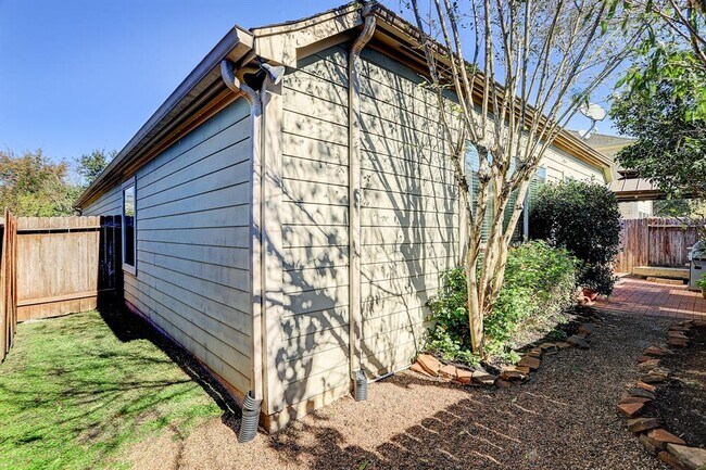 Building Photo - 6019 Lynwood Banks Ln