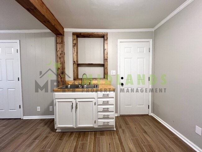 Building Photo - 610 W Hampton Ave