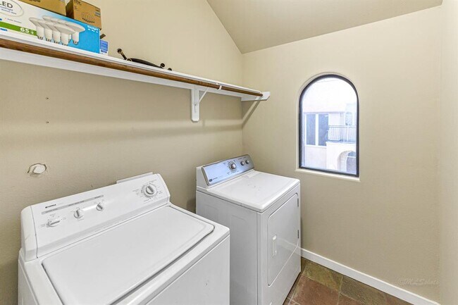 Building Photo - 11022 Robin Hood Ct