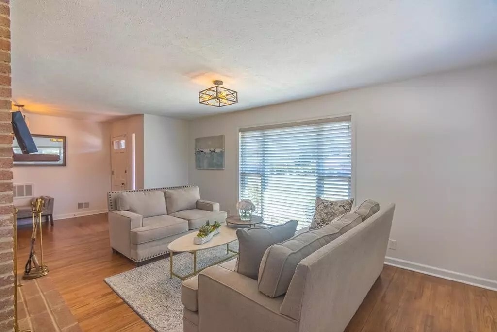 Building Photo - 614 Camellia St NE