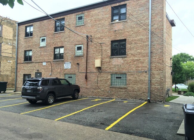 Building Photo - Spacious 1 Bedroom near St. Francis Hospital!