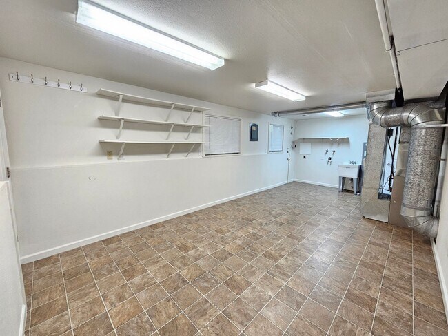 Building Photo - $2,700 – Spacious 4 Bed / 2 Bath Home in S...