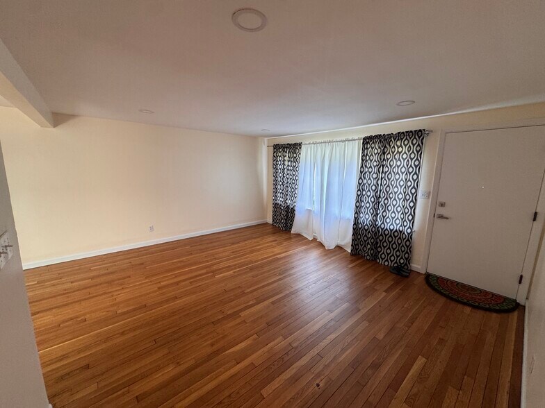 Building Photo - 47 Ashwood Cir