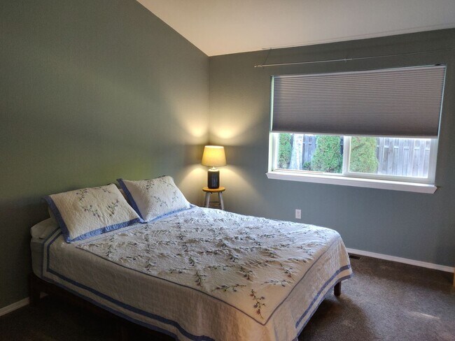 Building Photo - Stylish SW Bend 3×2 with Fenced Yard