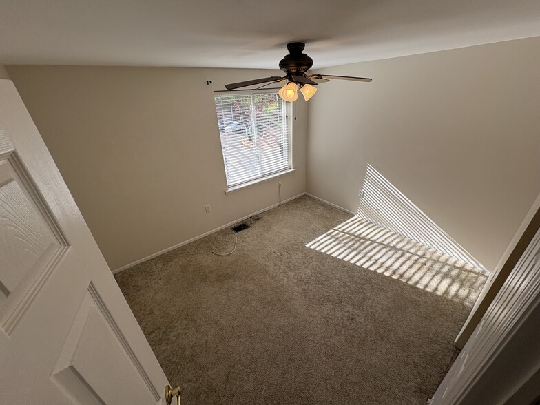 Building Photo - 586 Blue Ridge Dr