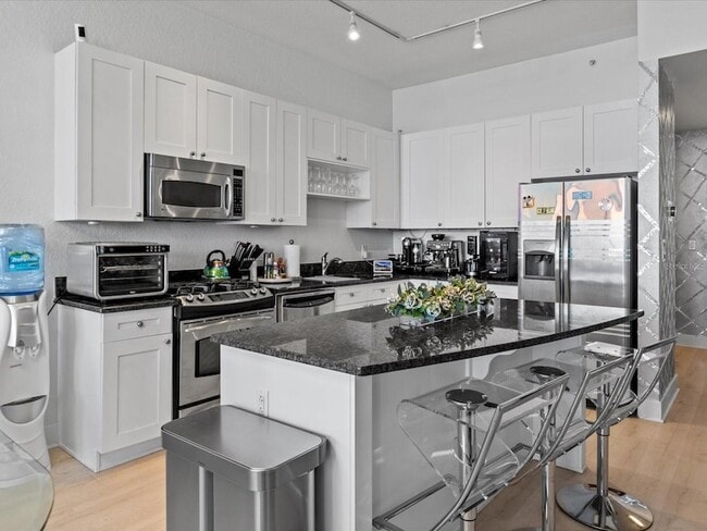 Building Photo - 150 E Robinson St