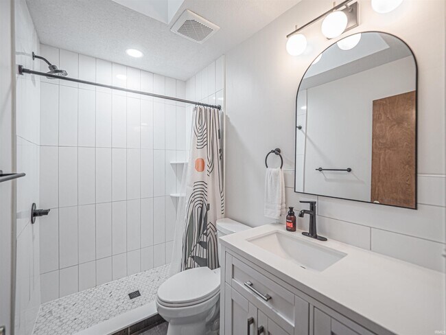 Building Photo - 6166 River Bluff Dr