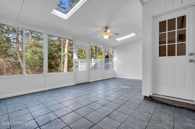 Building Photo - 166 E Holly Ln