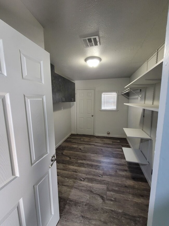 Building Photo - 555 E Harmon Dr