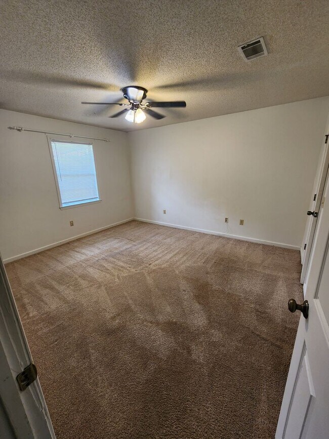 Building Photo - 1102 Tomahawk Trail