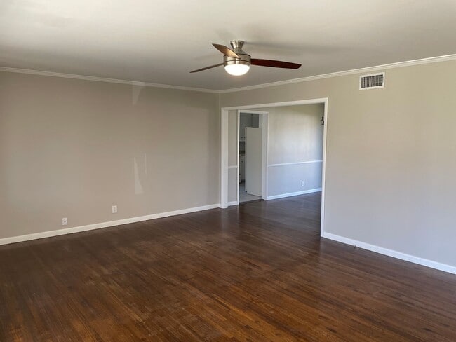 Building Photo - Darling Midtown Charmer! 3 bed 1 bath - NE...