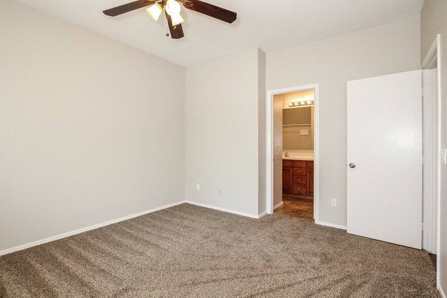 Building Photo - 15423 W Poinsettia Dr
