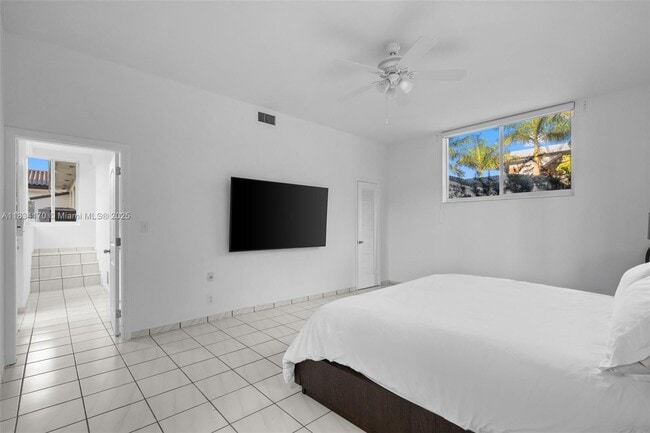 Building Photo - 205 N Hibiscus Dr