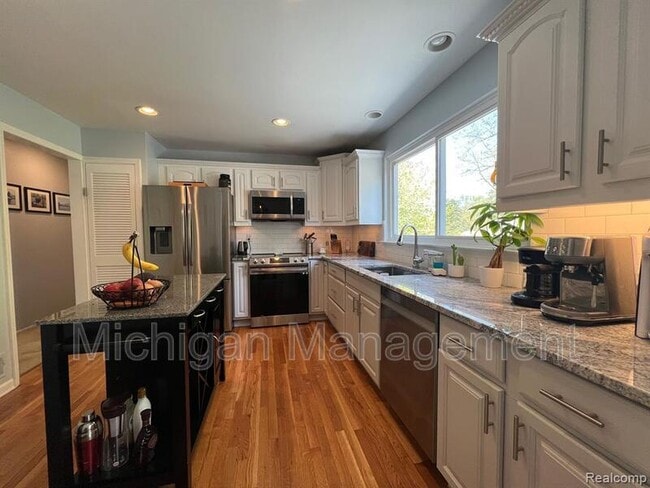 Building Photo - 645 Hidden Ridge Dr