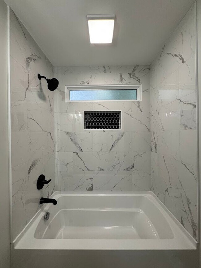 Building Photo - Charming Newly Renovated Home in Greensbor...