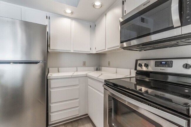 Building Photo - Charming 1-Bedroom Condo Retreat in Orlando - Conveniently Located!