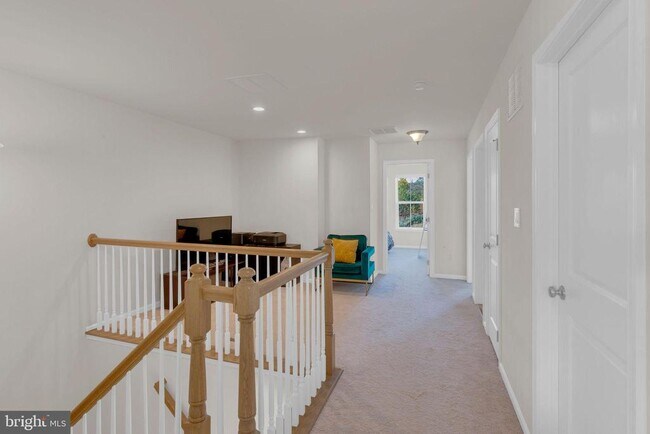 Building Photo - 29 Beachwood Dr