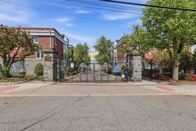 Building Photo - 215 St Michaels Walk