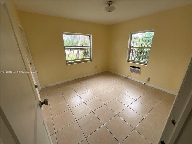 Building Photo - 648 NE 139th St