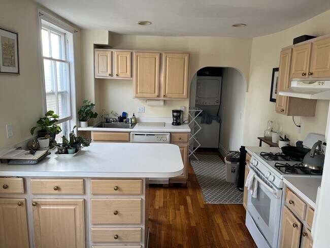 Building Photo - 126 Pleasant St