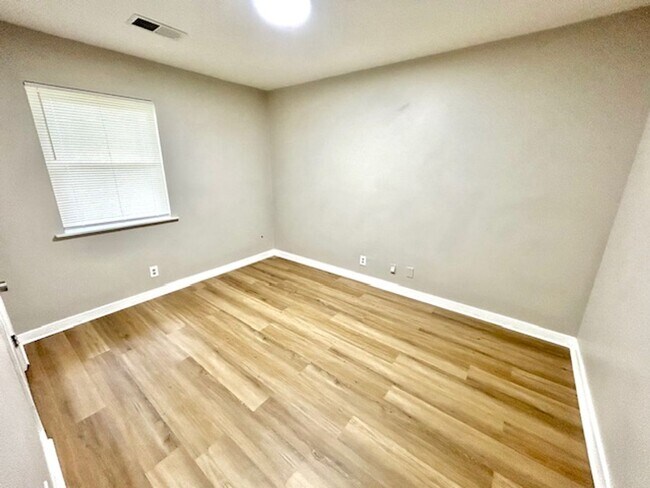 Building Photo - 2710 Scenic View Dr NW