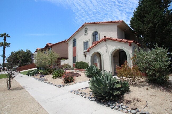 Building Photo - Gorgeous, Multi-Level 3 BD, 2.5 BA in Nort...