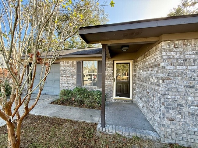 Building Photo - Spacious corner lot with a private backyard- Available 4/10!!