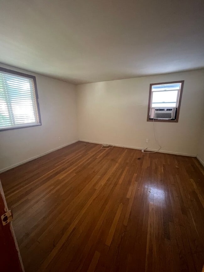 Building Photo - 4 bedroom 1 1/2 bath single family house with yard.