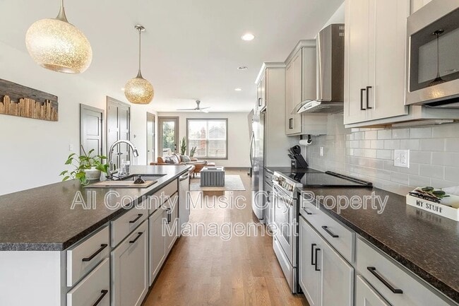 Building Photo - 1507B 14th Ave N