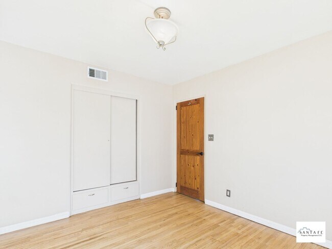 Building Photo - 204 Solana Dr