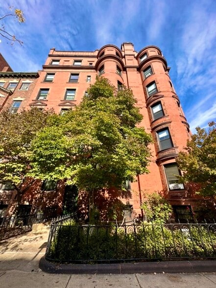 Building Photo - 504 Beacon St