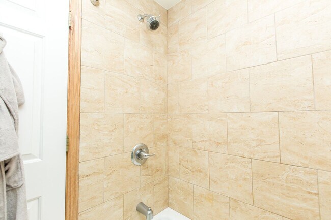 Building Photo - Condo Quality 3Bed/2bath in Wicker Park! In-Unit Laundry! Central Air! Blue Line!