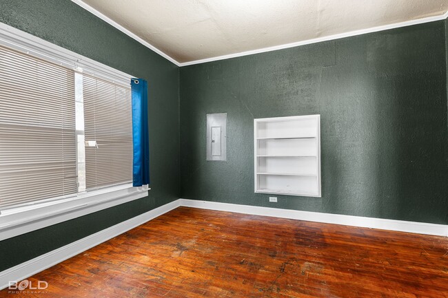 Building Photo - Check This Charming 1 Bed 1 Bath Out!