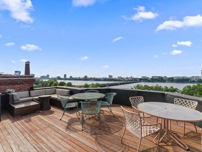 Building Photo - 458 Beacon St