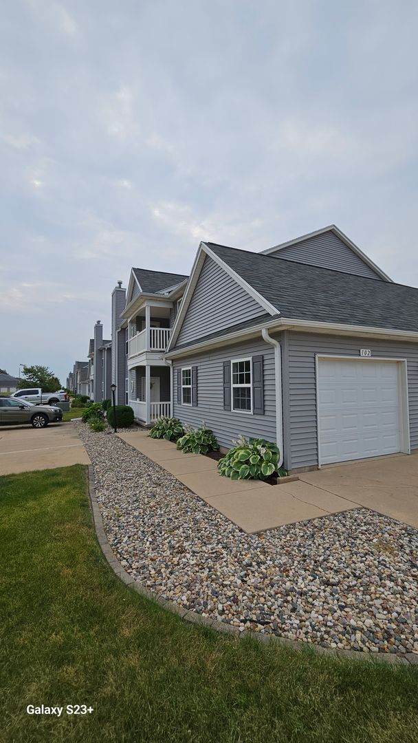 Building Photo - 3030 E Stillwater Landing