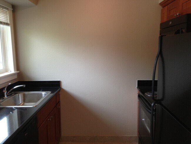 Building Photo - Upper 2 bed on Belmont! Hardwood floors, granite counters, tile in shower! All dogs welcome!