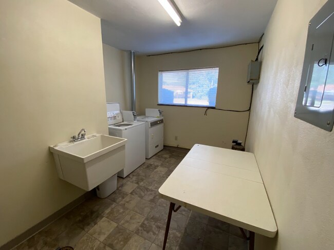 Building Photo - 2 Bedroom/1 Bath Apartment For Rent