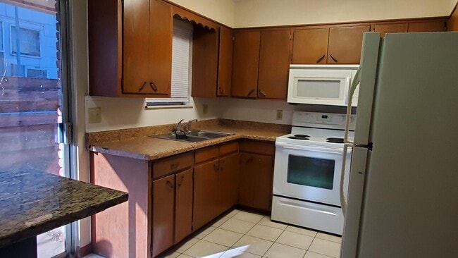 Building Photo - 717 W Cherry Ave