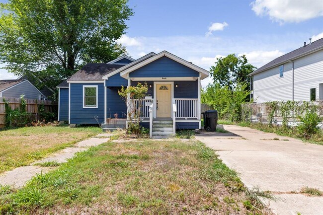 Building Photo - 1305 Idylwild St