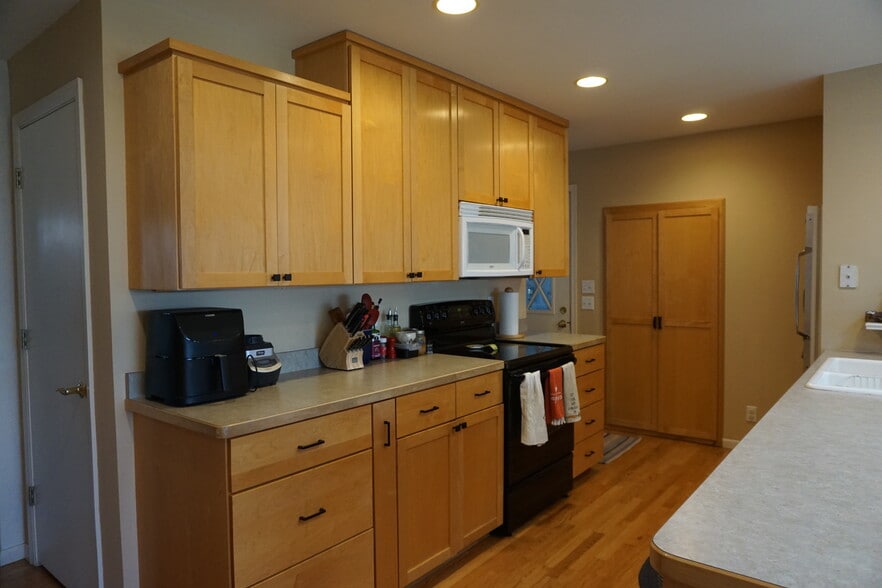 Kitchen with plenty of counter space - 4060 Victoria St N