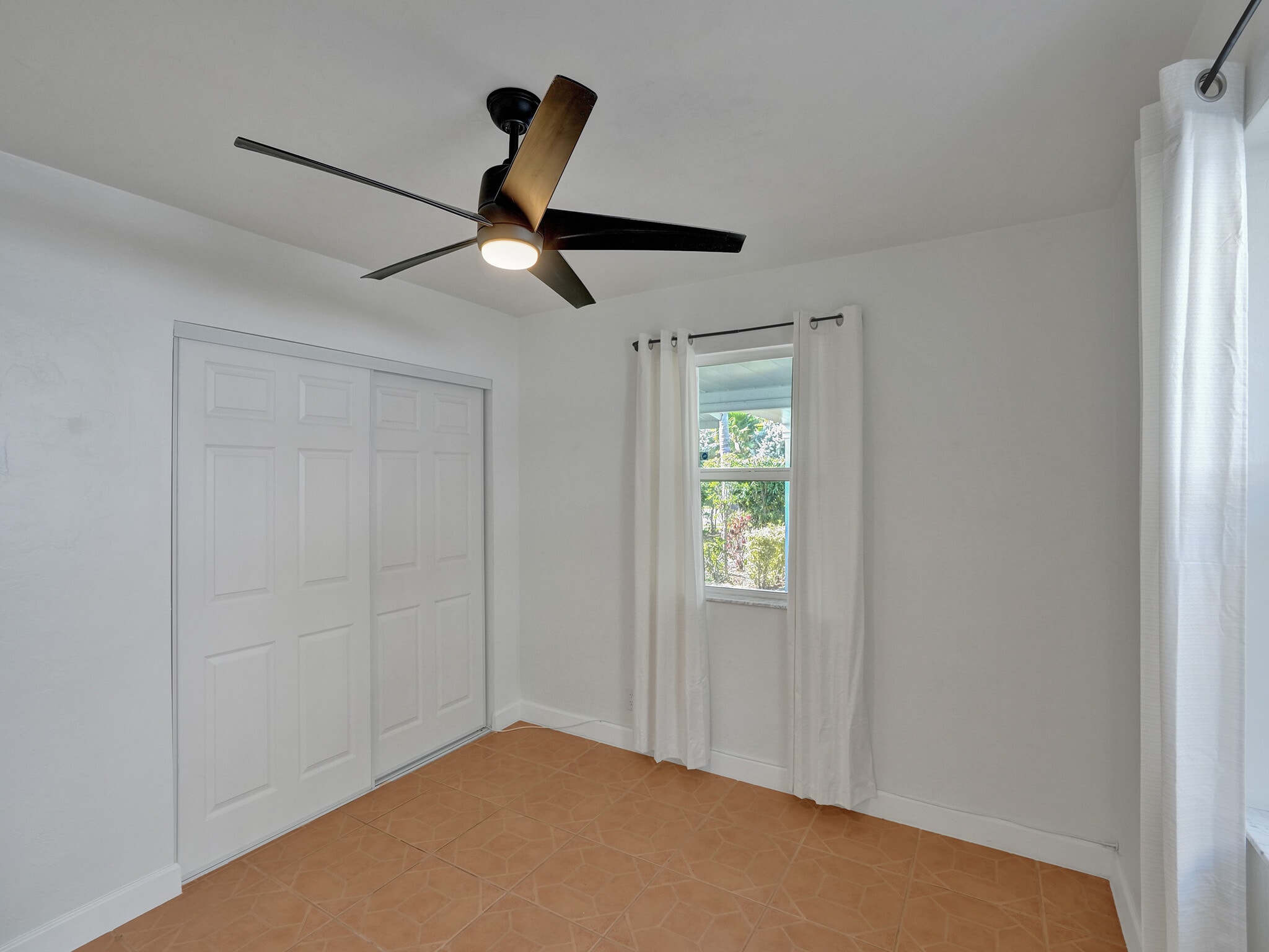 Building Photo - 920 NE 34th Ct