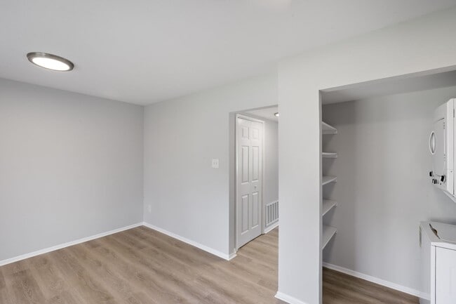 Building Photo - Renovated Hilltop Village Townhouse-Available 5/15/26