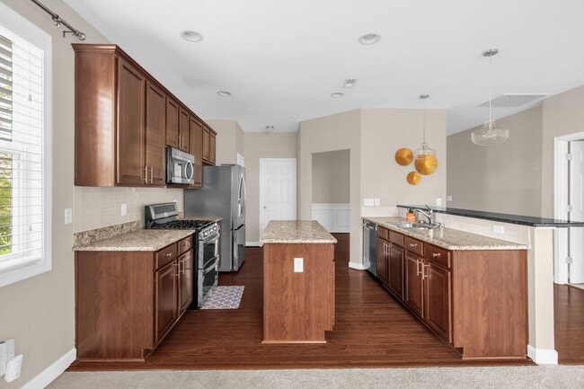 Building Photo - Beautiful Maintanance-Free 3 bedrooms 3 FU...