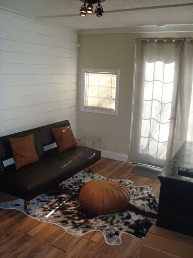 Building Photo - Fully furnished One bedroom/One Bathroom a...