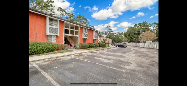 Building Photo - 8849 Old Kings Rd S