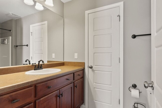 Building Photo - Cozy 3 Bed 2 Bath Home Available Now thru July 2026!