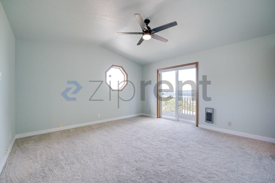 Building Photo - Unit