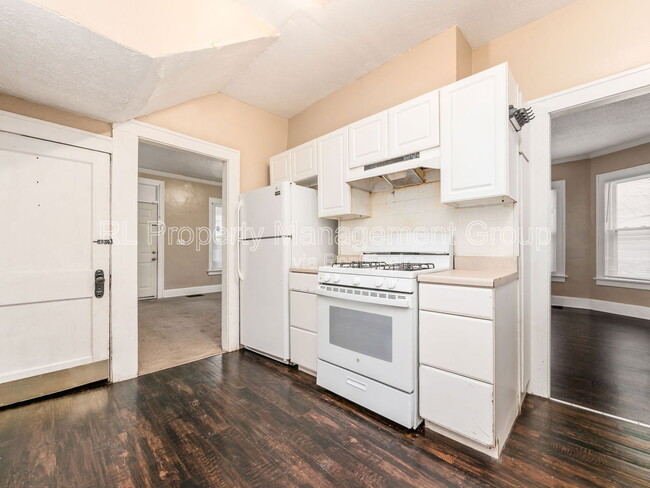 Building Photo - 730 Siebert St
