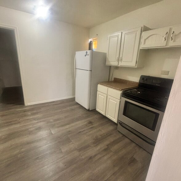 Kitchen - 1409 S Mill Ave