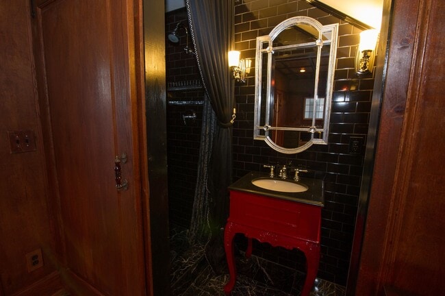 Building Photo - 701 Hereford St